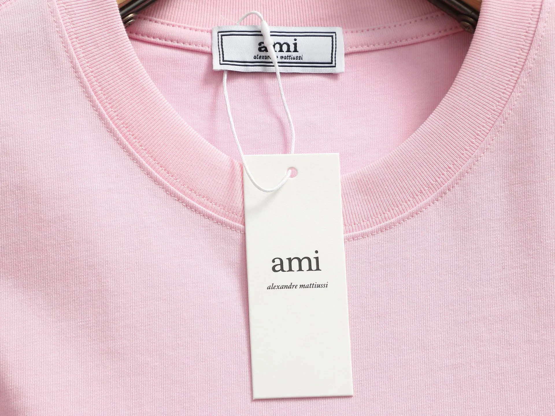 Ami Classic love embroidery craft Logo logo is exquisitely upgraded, inspired by Retro original fabrics in the 1980s. Official Same Style short-sleeved T-shirt. Customized 320g vat-dyed fabric. Very comfortable to the touch. Synchronized with spring and summer brick cabinets. Fashionable and personalized. Super Versatile and good-looking. Very suitable for both men and women. A must-have for everyone. Hang tag. Collar label. Washed wheat. Complete with three labels. Color: White Black Pink Size: S M L XL